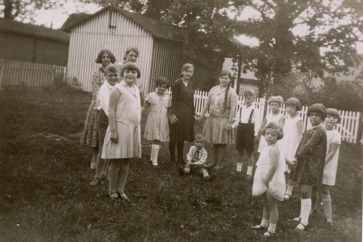 1930 Handorf, Henriette Mildenberg mit den Kindern der Familien Max und Hermann Auerbach